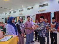 MAN 2 Padang Salurkan Zakat untuk 14 Siswa Kurang Mampu