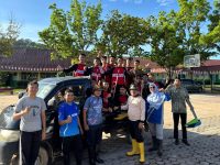 25 Relawan MAN 2 Padang Terjun Bersihkan Lumpur Pascabanjir di Banda Gadang