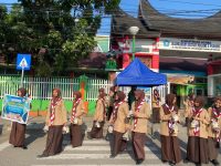 Pramuka MAN 2 Padang Bagikan 155 Paket Takjil ke Warga Sekitar